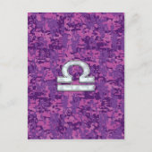 Libra Zodiac-Symbol auf der Fuchsia Digitalen Camo Postkarte (Vorderseite)