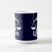 Libra Zodiac Symbol mit Sternen und Skala Kaffeetasse (Mittel)