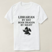 Librarian by day, book dragon by night. T-Shirt (Design vorne)