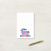 Librarian Superhero - kühl farbiges Textdesign Post-it Klebezettel (Auf Schreibtisch)
