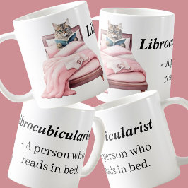 Librocubicularistische Buchliebhaber, die im Bett Kaffeetasse