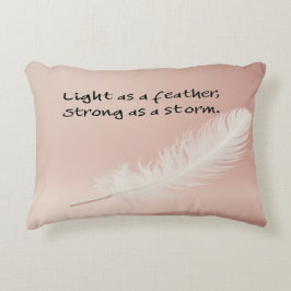 Licht als Feder, stark als Sturm Dekokissen