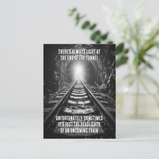 Licht am Ende des Tunnels Ironischer Spaß Postkarte (Stehend Vorderseite)