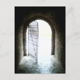 Licht an der Tür am Ende des langen dunklen Katako Postkarte