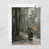 Licht bricht durch, während Mönch die Tempeltreppe Postkarte (Vorne/Hinten)