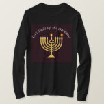 Licht die Dunkelheit Hanukkah Menorah Sweatshirt T-Shirt<br><div class="desc">Ein tolles Hanukkah Geschenk für einen geliebten! Lasst uns die Dunkelheit erhellen!</div>