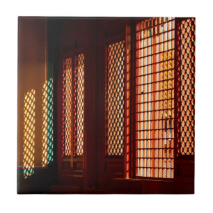 Licht durch Mesh-Fensteröffnungen Fliese