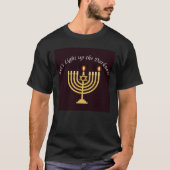 Licht in die Dunkelheit Hanukkah Menorah T-Shirt (Vorderseite)