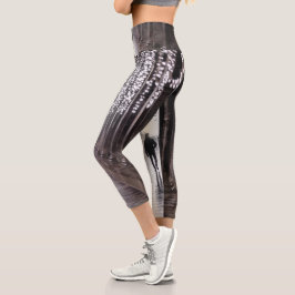 Licht, Schatten und Symmetrie - Sepia Capri Leggings