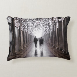 Licht, Schatten und Symmetrie - Sepia Dekokissen