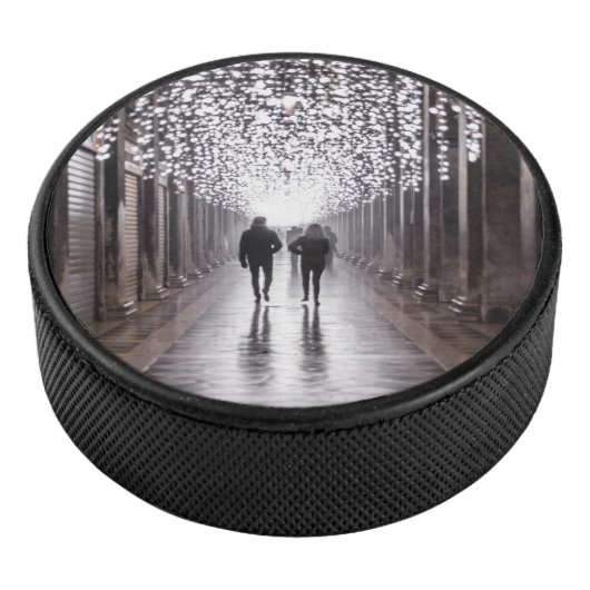 Licht, Schatten und Symmetrie - Sepia Eishockey Puck (3/4)