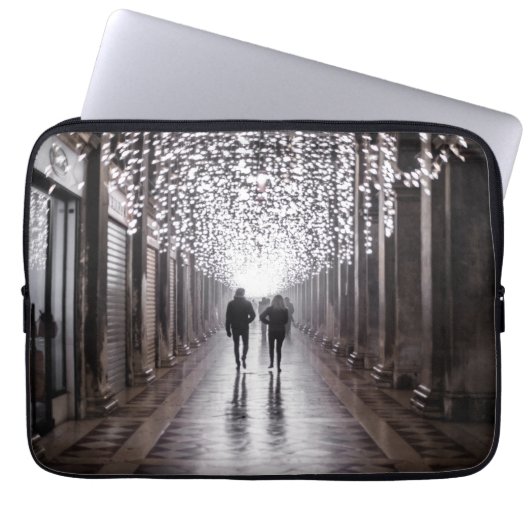 Licht, Schatten und Symmetrie - Sepia Laptopschutzhülle (Vorderseite)