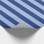 Licht und dunkelblaues gestreiftes Packpapier (Ecke)