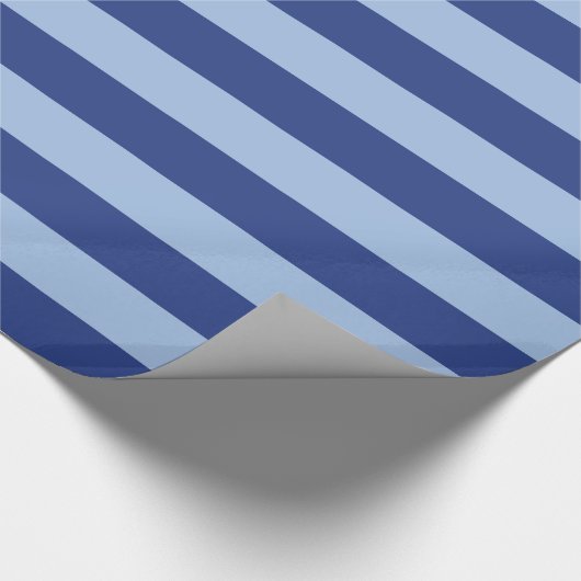 Licht und dunkelblaues gestreiftes Packpapier (Ecke)