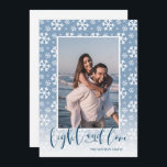 Licht und Liebe Snowy Hanukkah Foto Feiertagskarte<br><div class="desc">Erleben Sie die Liebe der Saison mit Freunden und Familie.</div>