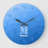 Lichtblaue Gradientengeometrie Mesh-Muster Monogra Große Wanduhr (Vorderseite)