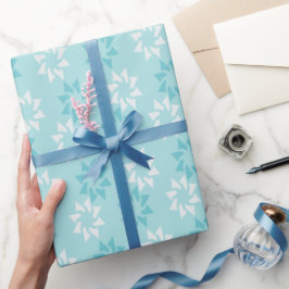 Lichtblaues, florales Pinwheel Muster Geschenkpapier