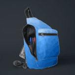 Lichtblaues geometrisches Muster Crossbody Bag<br><div class="desc">Lichtblaues Gefälle geometrisches Maschenmuster Druckbeutel. Coole Mode Accessoires Tasche für jeden. Dreieck geometrisches Mesh mit Licht bis dunkelblau Ober Farbverlauf Design.</div>