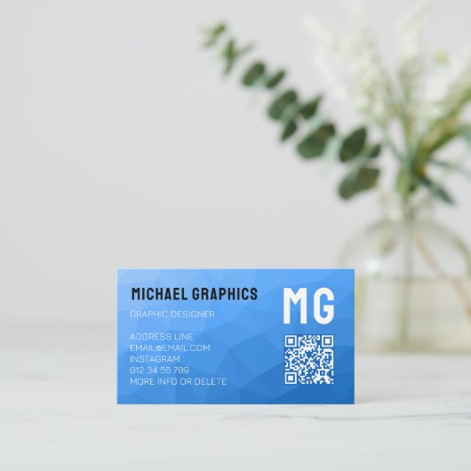 Lichtblaues geometrisches Muster QR-Code Monogram Visitenkarte (Stehend Vorderseite)