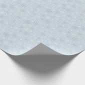 Lichtblaues weißes Weihnachtsschneeflockenmuster Geschenkpapier (Ecke)