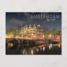 Lichter der Stadt Amsterdam bei Nacht reflektiert