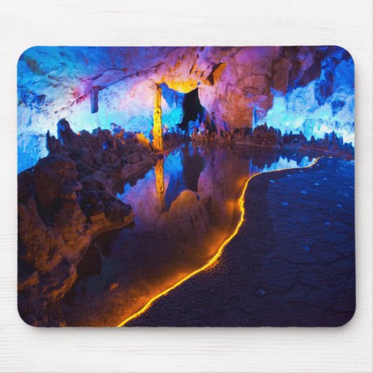 Lichter in der Reed Flute Cave, China Mousepad (Vorne)
