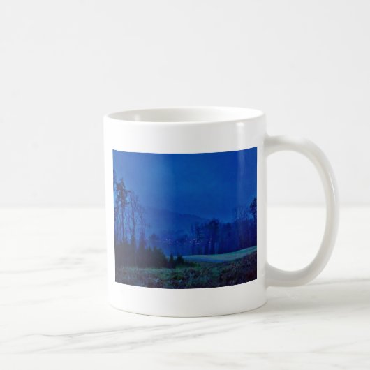 Lichter in einem blauen Berg-Nebel Kaffeetasse (Rechts)