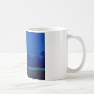 Lichter in einem blauen Berg-Nebel Kaffeetasse