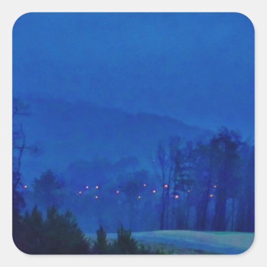 Lichter in einem blauen Berg-Nebel Quadratischer Aufkleber (Vorderseite)