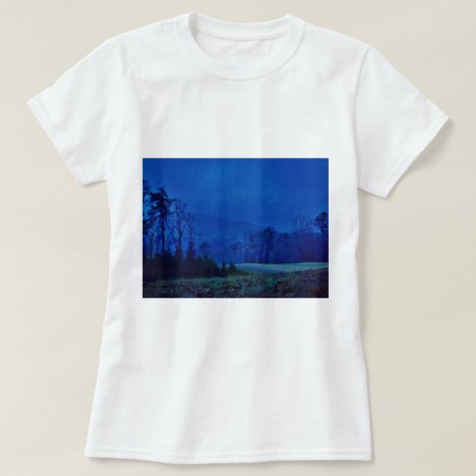 Lichter in einem blauen Berg-Nebel T-Shirt (Design vorne)