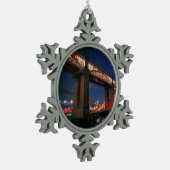 Lichter unter der Brücke Schneeflocken Zinn-Ornament (Links)
