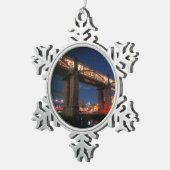 Lichter unter der Brücke Schneeflocken Zinn-Ornament (Rechts)