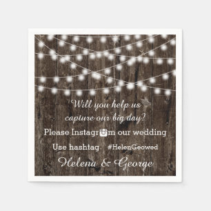 Lichterkette auf Holz & Hashtag-Hochzeit Serviette