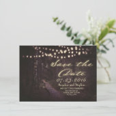 Lichterkette rustikaler Bäume Save the Date (Stehend Vorderseite)