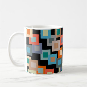 Lichtplätze auf der dunklen Tasse des Kaffees