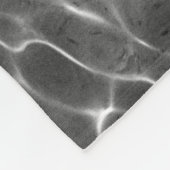 Lichtreflektionen auf Wasser: Schwarz/Weiß Fleecedecke (Ecke)