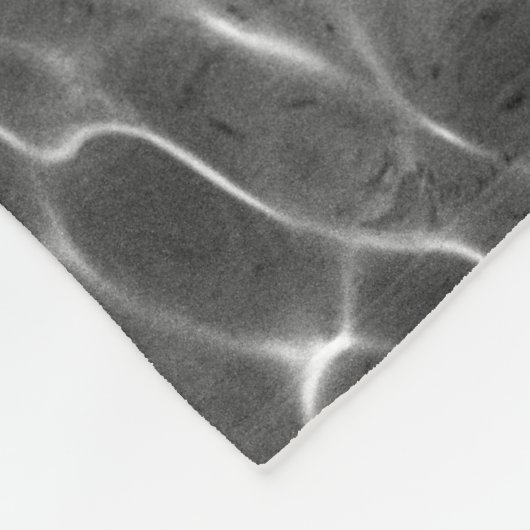 Lichtreflektionen auf Wasser: Schwarz/Weiß Fleecedecke (Ecke)