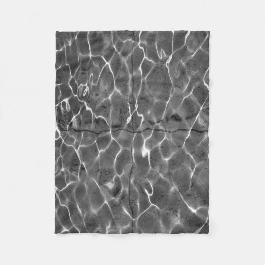 Lichtreflektionen auf Wasser: Schwarz/Weiß Fleecedecke (Vorderseite)