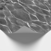 Lichtreflektionen auf Wasser: Schwarz/Weiß Geschenkpapier (Ecke)