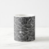 Lichtreflektionen auf Wasser: Schwarz/Weiß Kaffeetasse (Mittel)