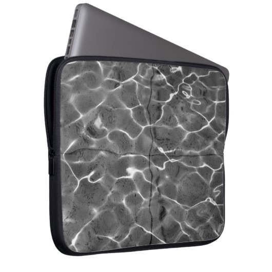 Lichtreflektionen auf Wasser: Schwarz/Weiß Laptopschutzhülle (Vorne Rechts)
