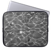 Lichtreflektionen auf Wasser: Schwarz/Weiß Laptopschutzhülle (Vorderseite)