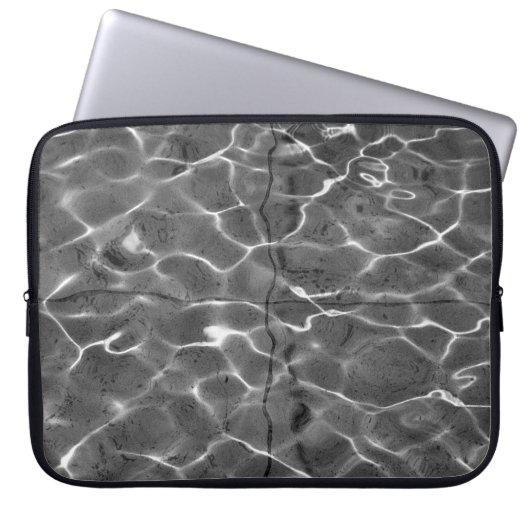Lichtreflektionen auf Wasser: Schwarz/Weiß Laptopschutzhülle (Vorderseite)