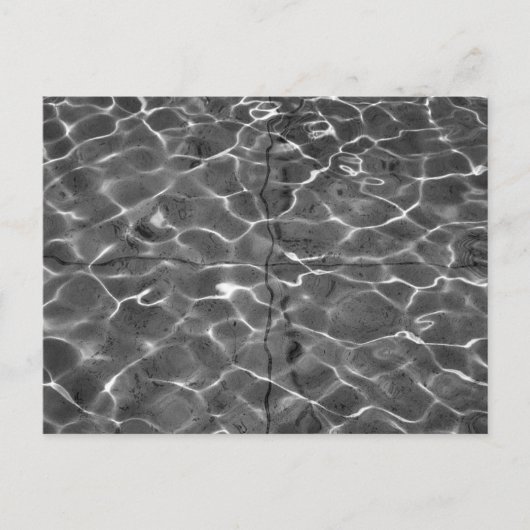 Lichtreflektionen auf Wasser: Schwarz/Weiß Postkarte (Vorderseite)