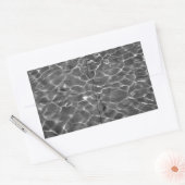 Lichtreflektionen auf Wasser: Schwarz/Weiß Rechteckiger Aufkleber (Umschlag)