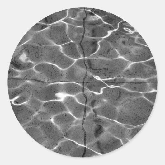 Lichtreflektionen auf Wasser: Schwarz/Weiß Runder Aufkleber (Vorderseite)