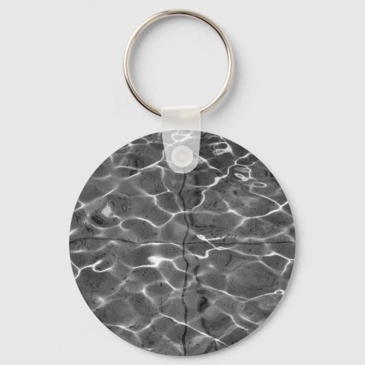Lichtreflektionen auf Wasser: Schwarz/Weiß Schlüsselanhänger (Vorderseite)