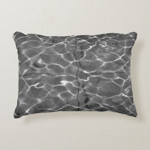 Lichtreflektionen auf Wasser: Schwarz/Weiß Zierkissen