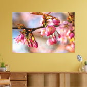 Lichtspiel und Schatten auf den Petalen der Sakura Leinwanddruck (Insitu (Wohnzimmer))