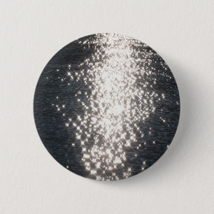 Lichtsternchen auf Dunklem Wasser Button